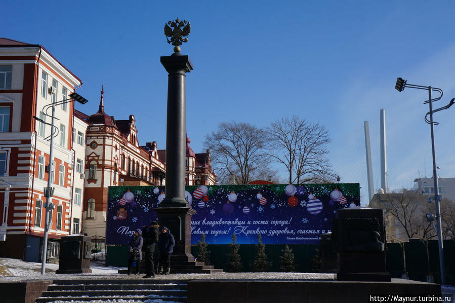 Монумент     воздвигнут    в    2000 г.,    в     честь    присвоения     городу    звания    * Город    воинской    славы *.  По    углам    установлены    тумбы    с    барельефными    изображениями   героического    пути    русских    моряков. Владивосток, Россия