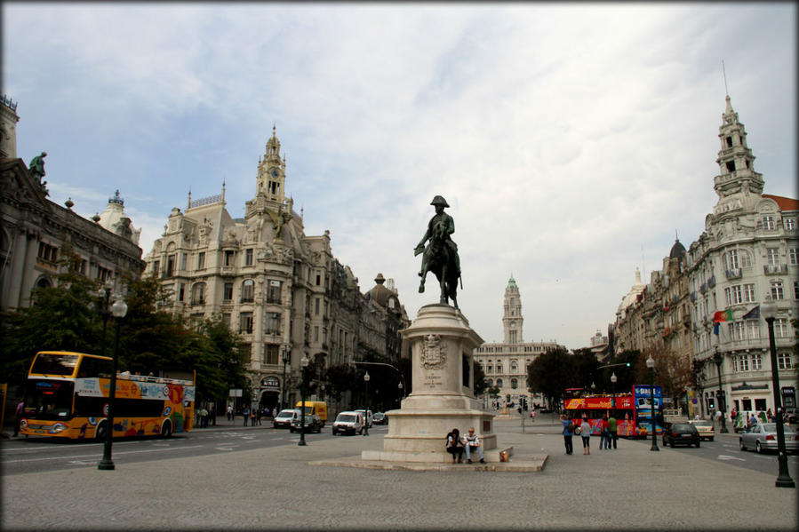 В центре площади Свободы стоит памятник Дону Педро IV, первому королю Португалии и Бразилии. Он родился 12 октября 1798 года в Келуш, четвертый ребенок короля Португалии Иоанна VI и принцессы Шарлотты Порту, Португалия
