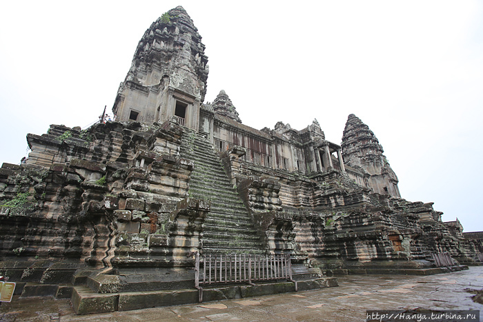 Со второго уровня на третий Ангкор Вата ведут 12 лестниц, по три с каждой из четырех сторон
