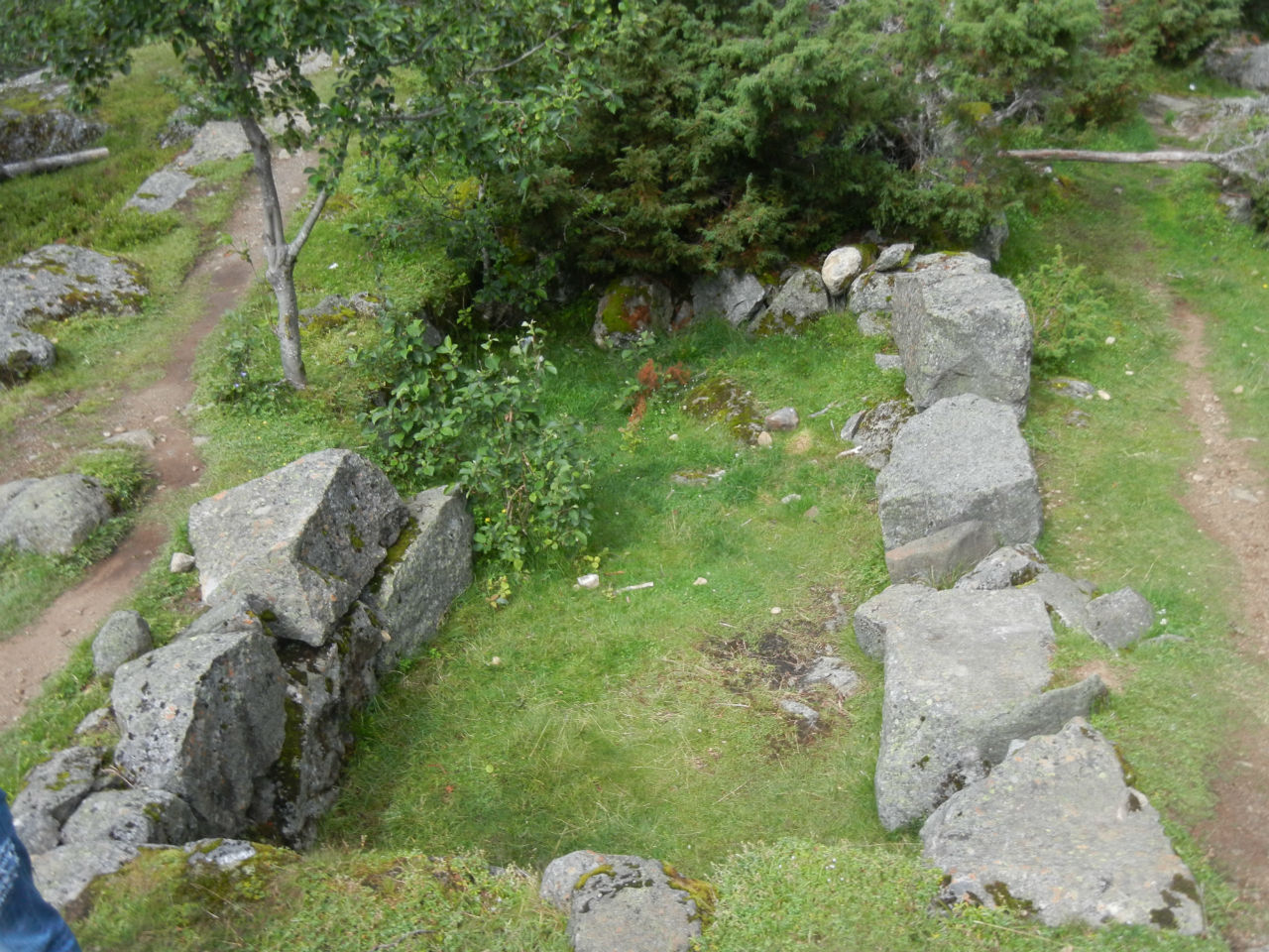 До нашего дня дожили фрагменты фундамента постройки, используемые сейчас дикими туристами для ночевки (официально — стоянка в национальном парке запрещена). Одда, Норвегия