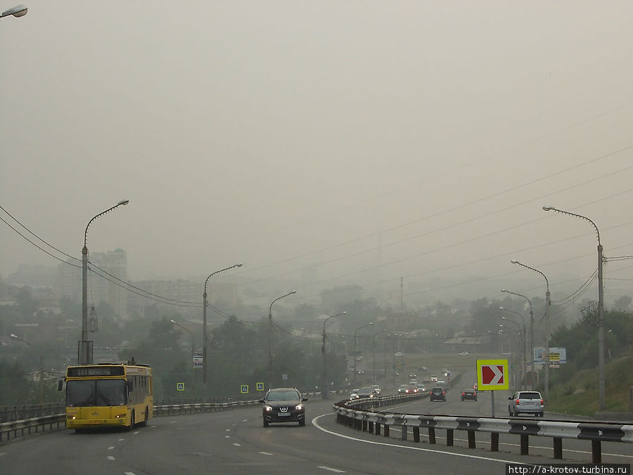 Лесные пожары создают смог над городом Красноярск, Россия