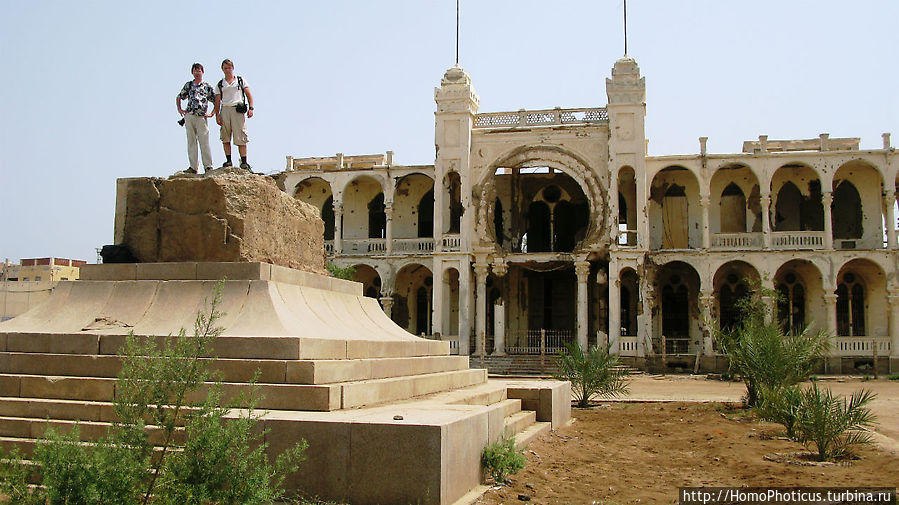 Раньше на этом постаменте была статуя императора Хайле Селассие Массауа, Эритрея