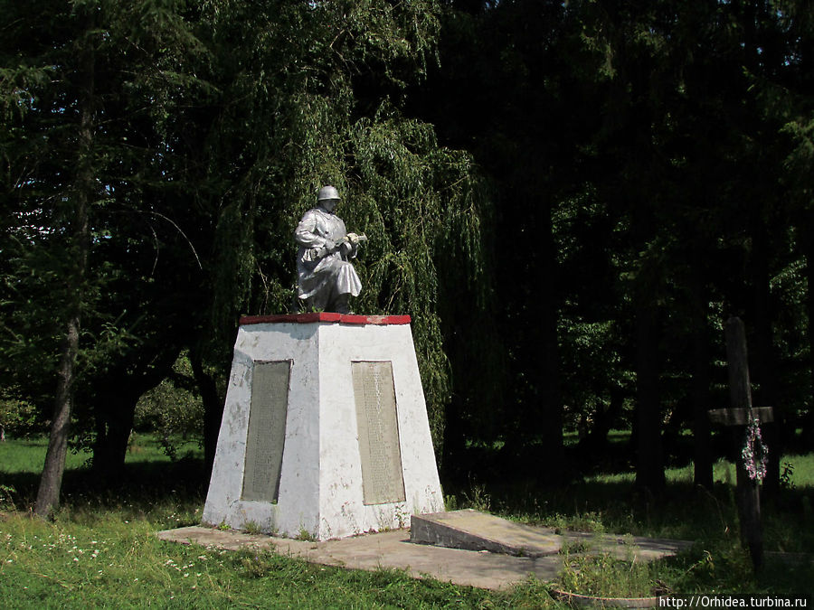 Приятно, что в парке есть памятник советским воинам, что туже далеко не характерно для Западной Украины:( Подгорцы (Бродовский район), Украина