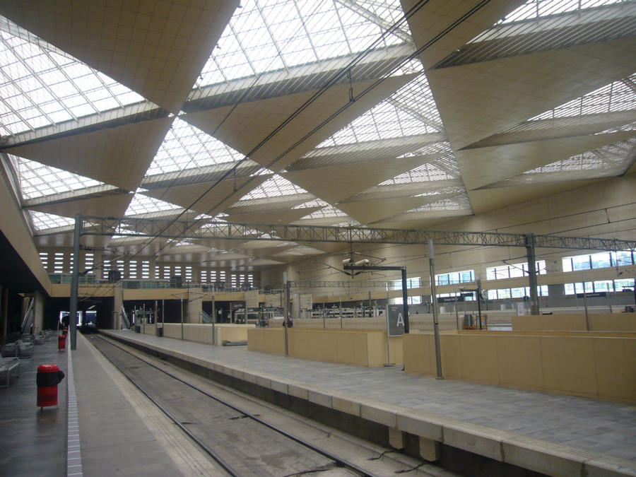 Авто и ж/д вокзал находятся под одной крышей. Сарагоса, Испания