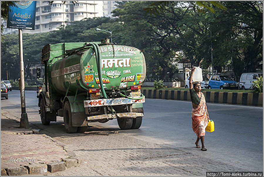 Еще один водовоз. Носить, конечно же, все надо — на голове...
* Мумбаи, Индия