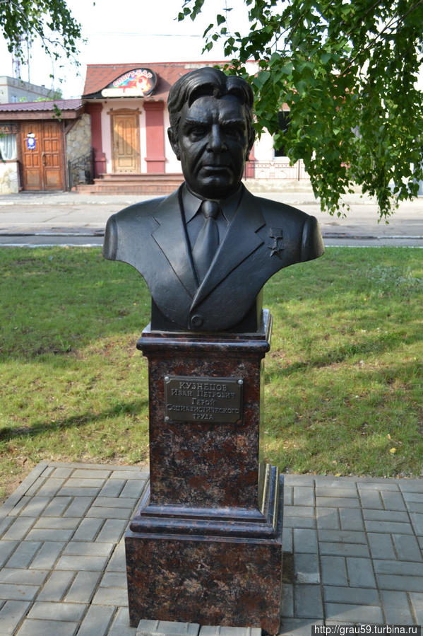 Кузнецов Иван Петрович (1927 -2005) -Герой Социалистического Труда с 1971 года, заслуженный мелиоратор РФ. С 1965 года по 1972 года был первым секретарем Марксовского райкома партии, с 1972 года начальником «Главсредволговодстроя» (позже – «Саратовмелиоводстроя») .