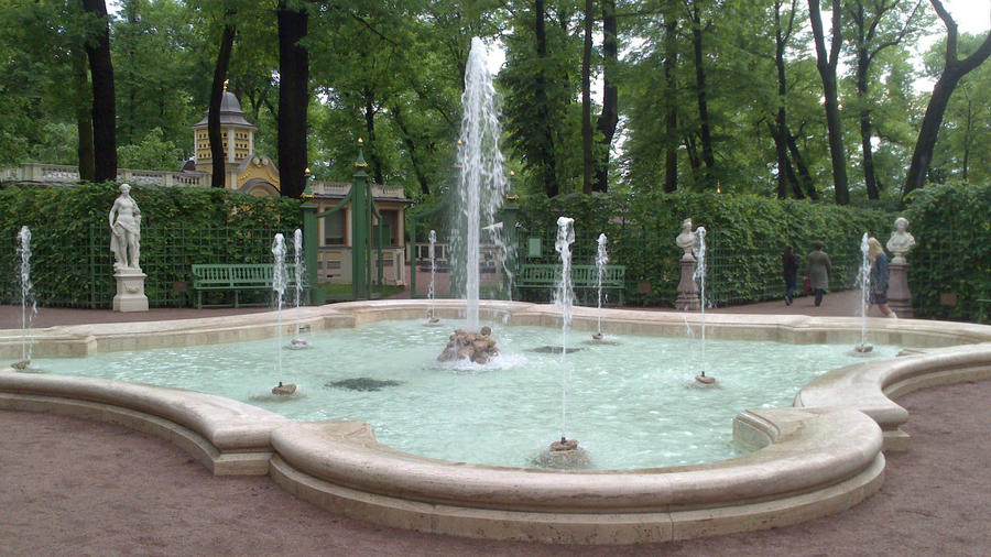 очень гармоничные на мой взгляд фонтаны вписались в планировку сада Санкт-Петербург, Россия