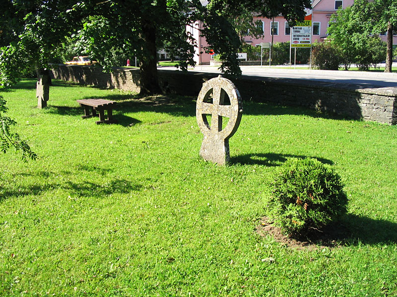 Старинные шведские каменные кресты на церковном кладбище Рапла, Эстония