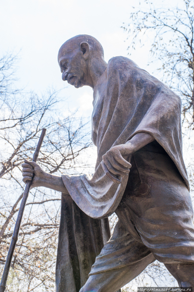 Памятник Махатме Ганди Алматы, Казахстан