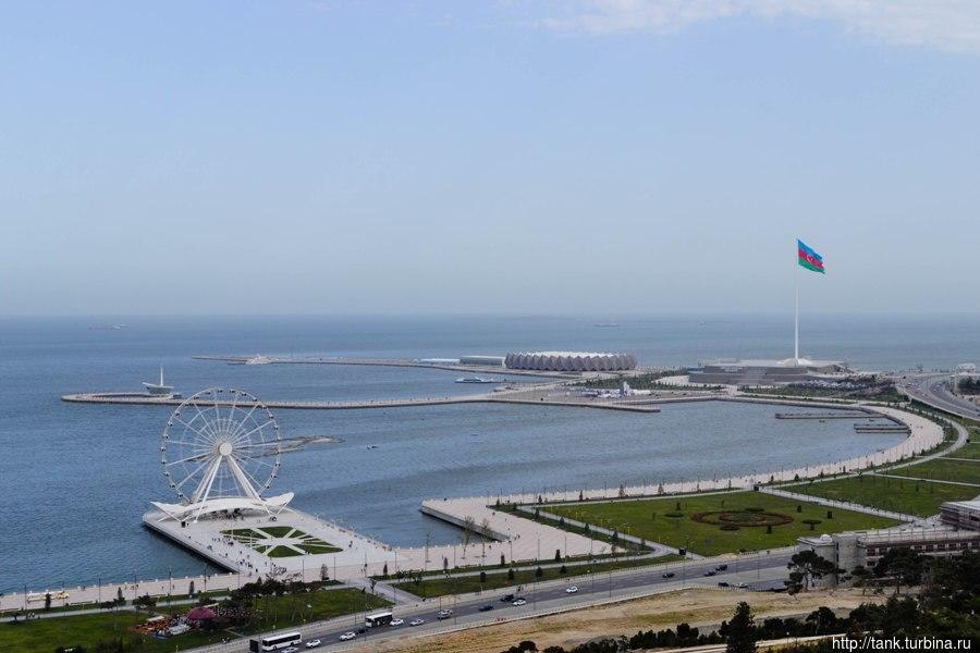 Со смотровых площадок Нагорного парка, открываются восхитительные виды на Бакинскую бухту. Баку, Азербайджан