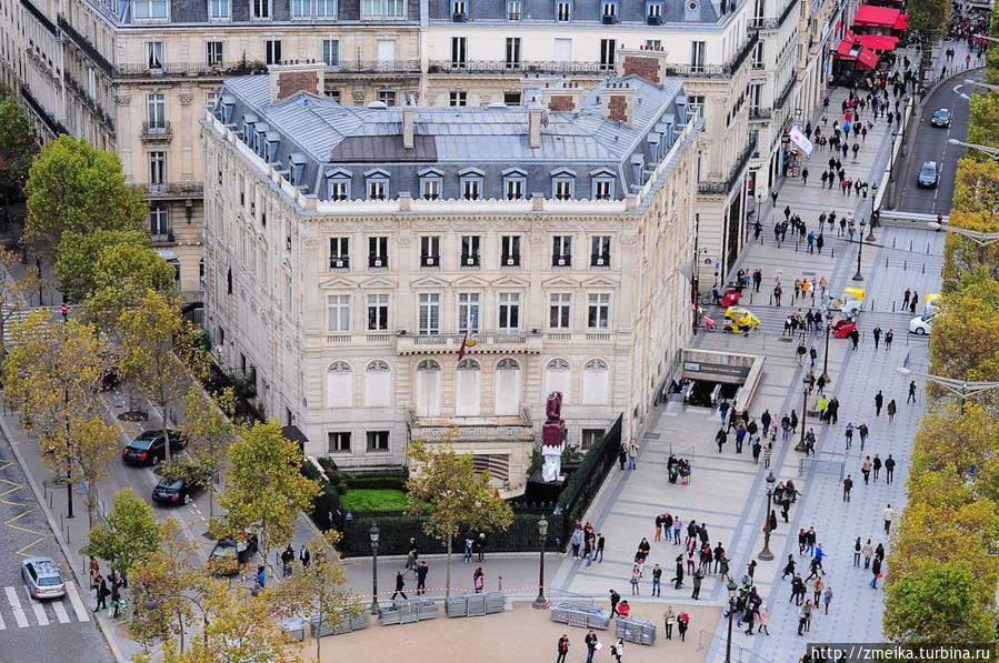 Примерно в этом месте путешественники думают, подняться ли наверх, фотографируя арку издалека :) Париж, Франция