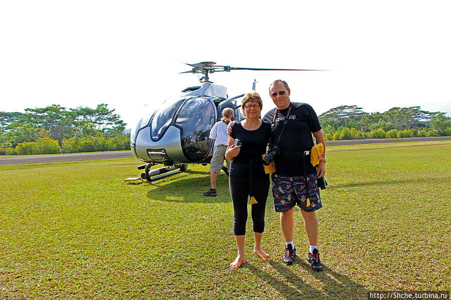 черные футболки на моих друзьях, прикупленные в магазинчике в аэропорту