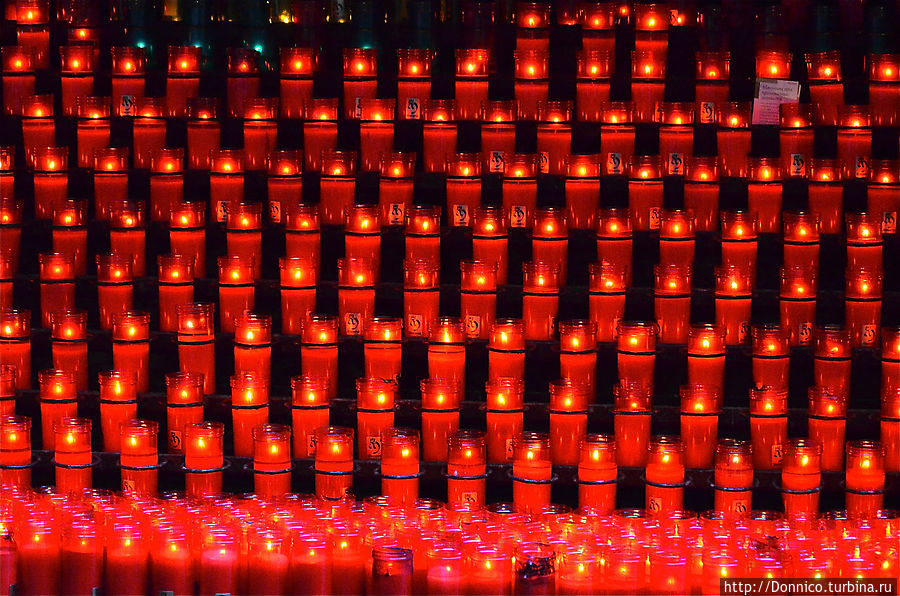 Свечи стоят в отдельном проходе справа от Базилики и для них существуют специальные углубления — вот композиция только из красных свечей Монастырь Монтсеррат, Испания