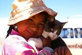 Этот котёнок живёт на крохотном островке озера Титикака и наверное мечтает сбежать от своей хозяйки на большую землю