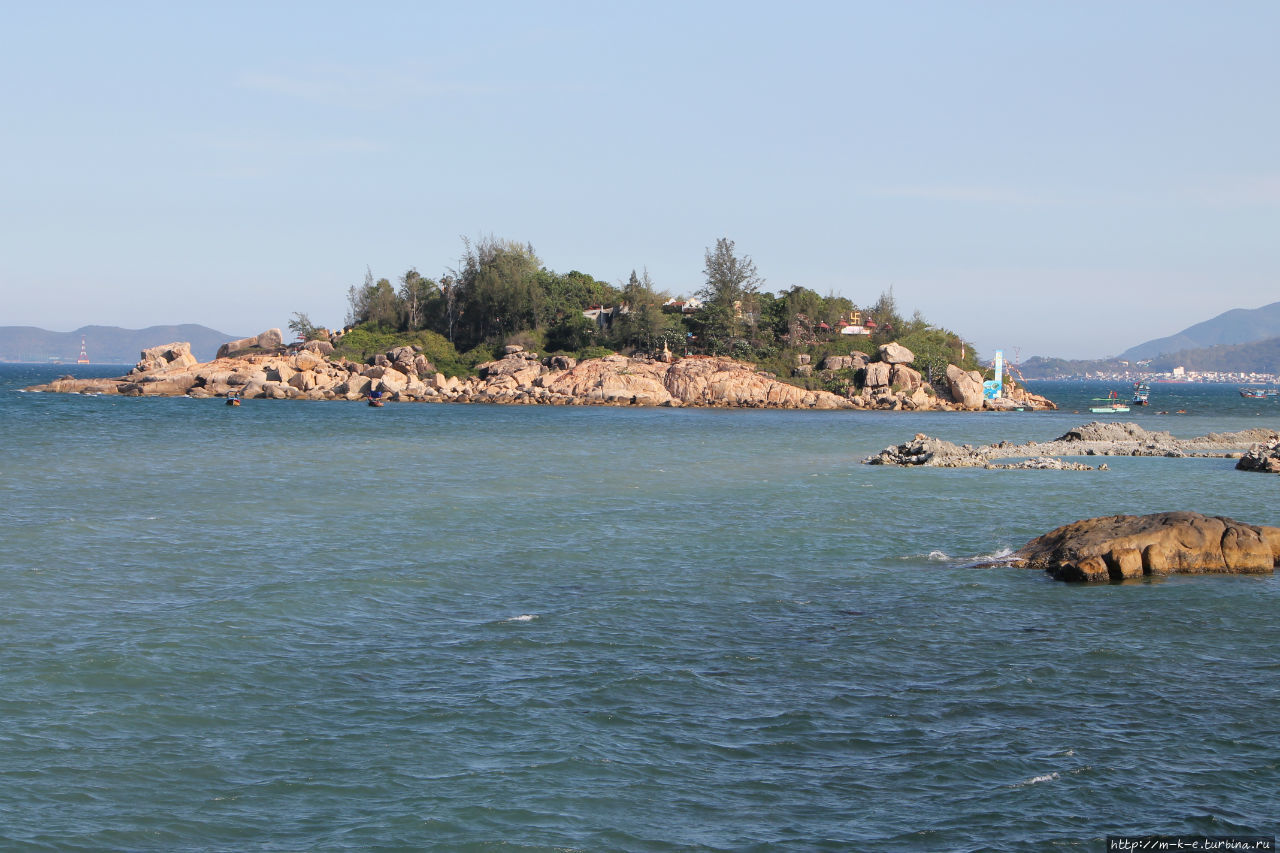 Сад Хонг Чонг. Нагромождение камней на берегу моря Нячанг, Вьетнам