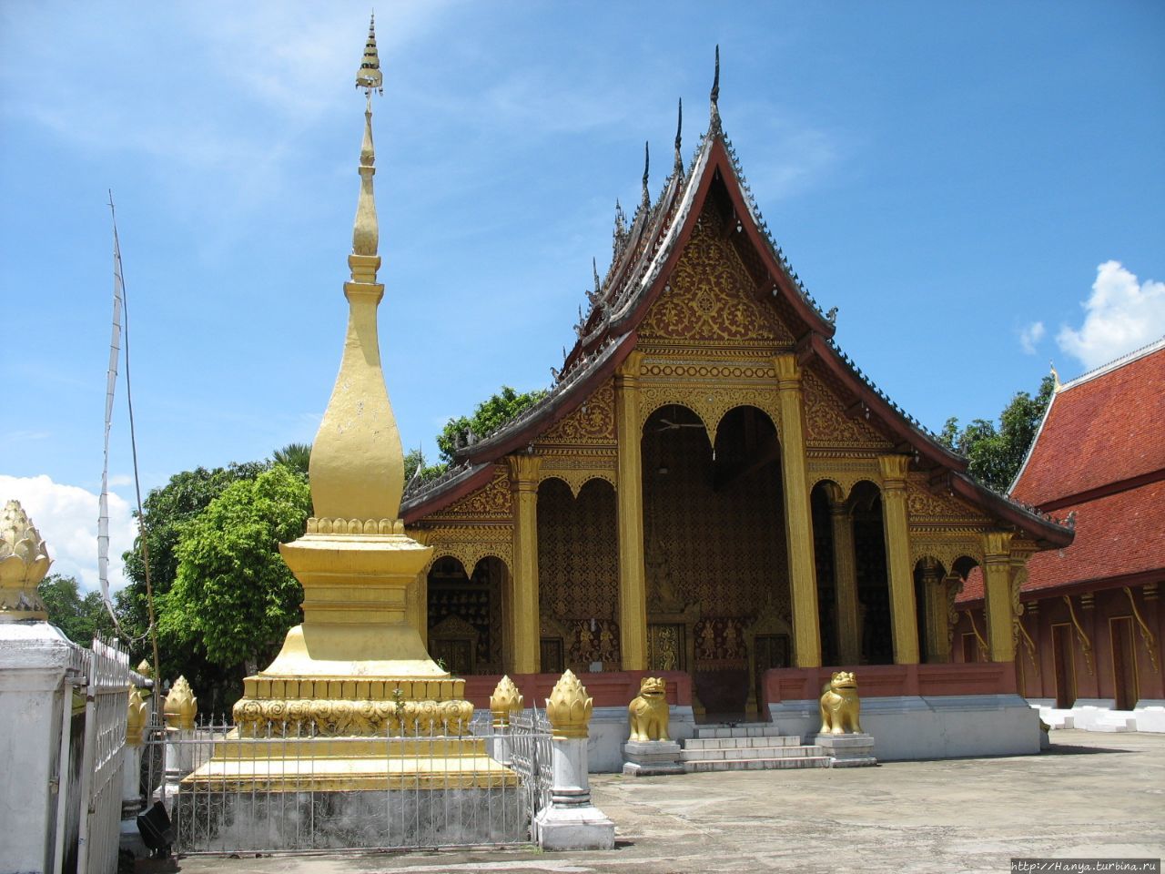 Храмовый комплекс Ват Сене Сук Харам. Здание Wat phra chao pet soc и золотая ступа Луанг-Прабанг, Лаос