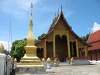 Храмовый комплекс Ват Сене Сук Харам. Здание Wat phra chao pet soc и золотая ступа