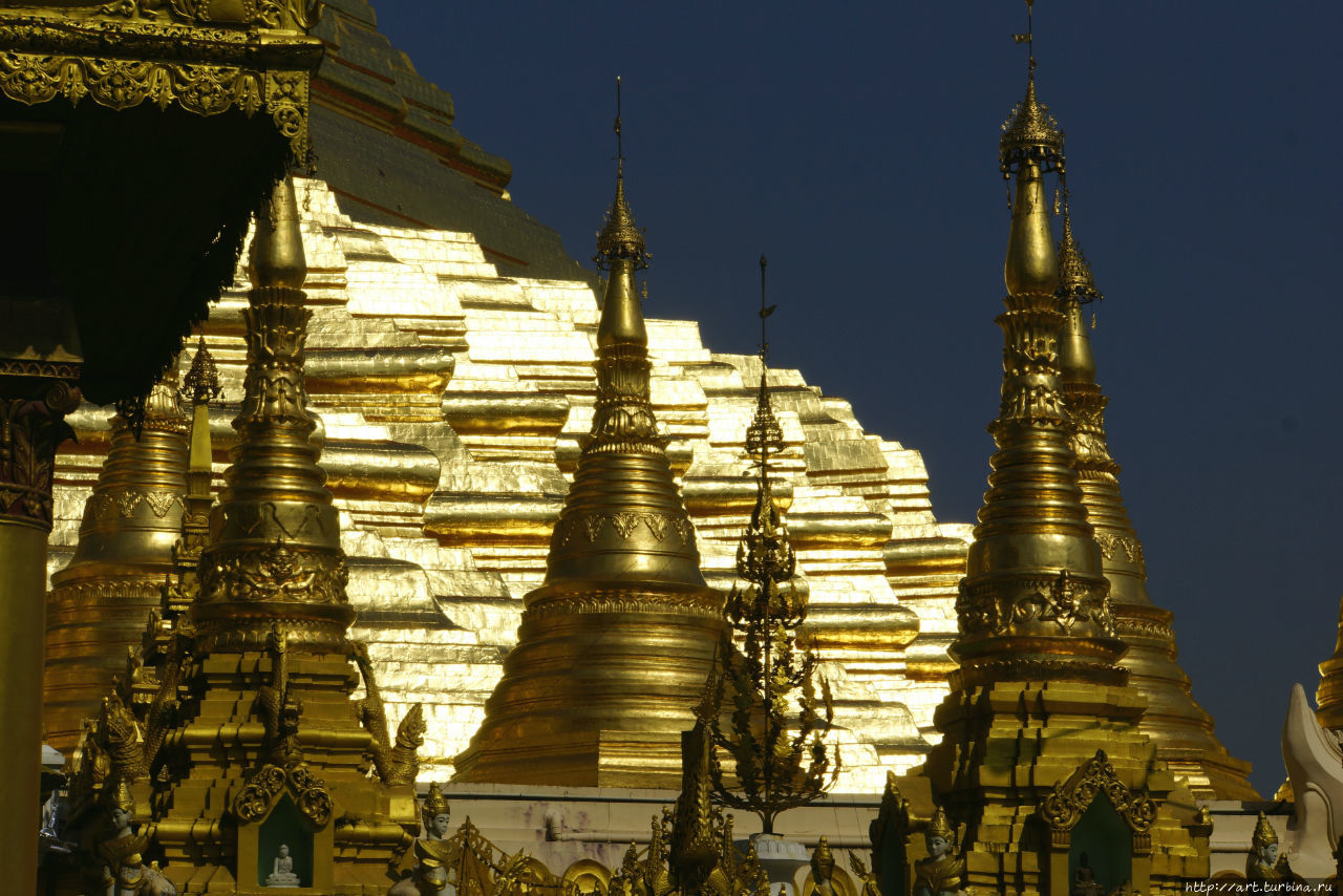 А основание центрального шпиля представляется гигантским монолитным куском золота. Янгон, Мьянма