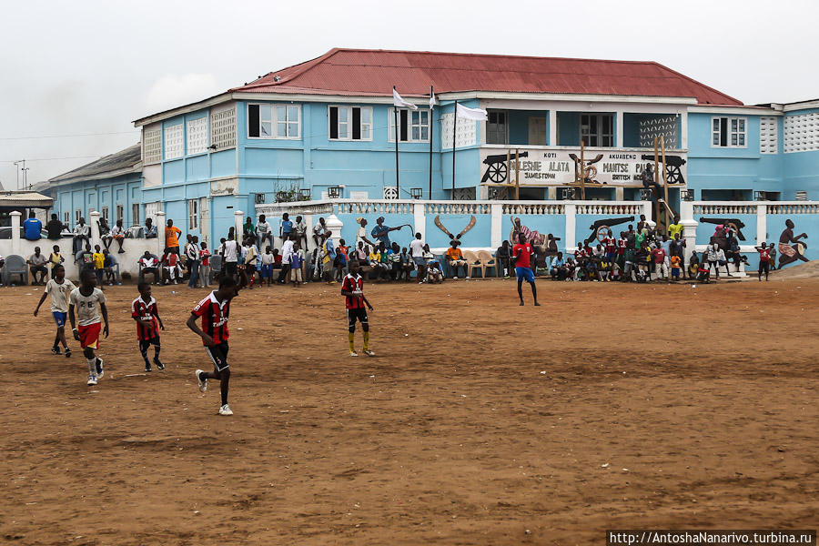Вид на дворец через футбольное поле. Аккра, Гана