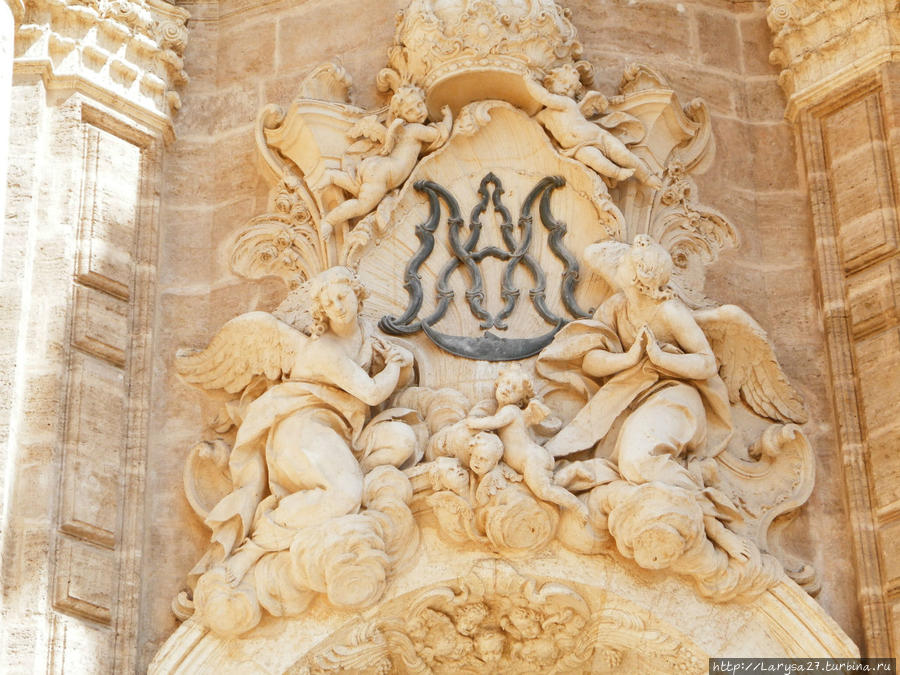 Скульптурный декор 18 в. над южным порталом собора Валенсия, Испания