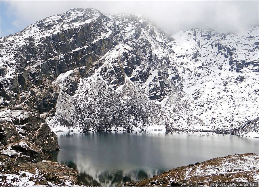 Точно утверждать не могу, но, судя по карте, название озера — Байравкунда. Это озеро, как и другие, священно и посвящено богу Шиве, являясь местом поломничества как индусов, так и буддистов. А для таких туристов, как мы, стало местом поиска неземной красоты... Госайкунд, Непал