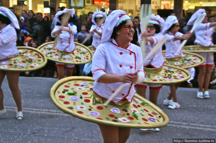 Когда стемнело последнее что я успел заснять был танец отнюдь не вегетарианских пицц, карнавал продолжался... Плайя-д-Аро, Испания