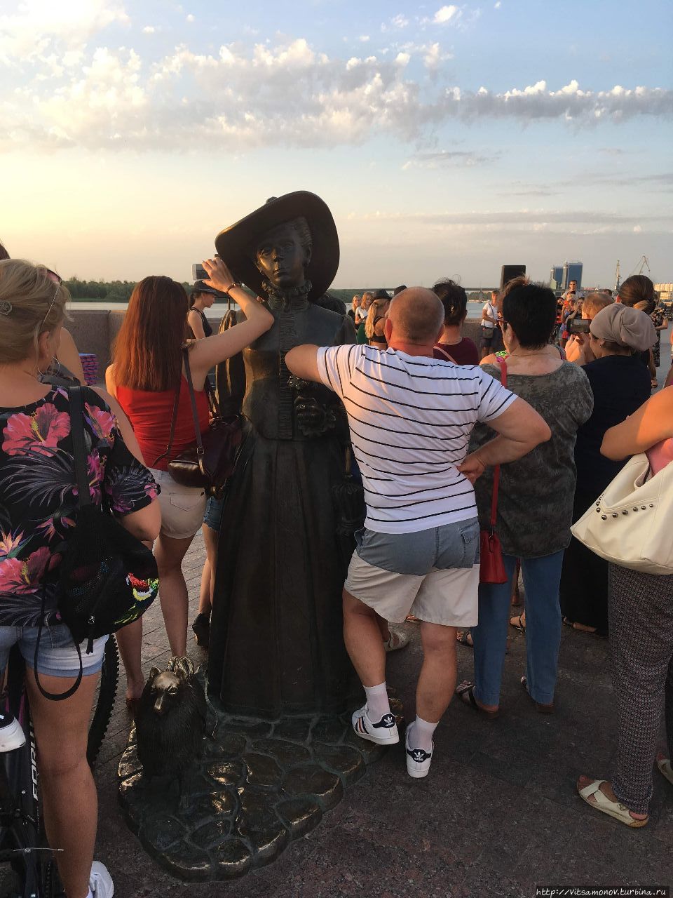 «Дама с собачкой» окружена массой поклонников Астрахань, Россия