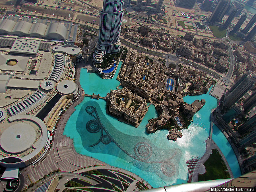 Ну так теперь совсем другое дело. Сверху видно, что фонтаны таки действительно большие, просто наблюдали мы их сбоку, возле мостика слева Дубай, ОАЭ
