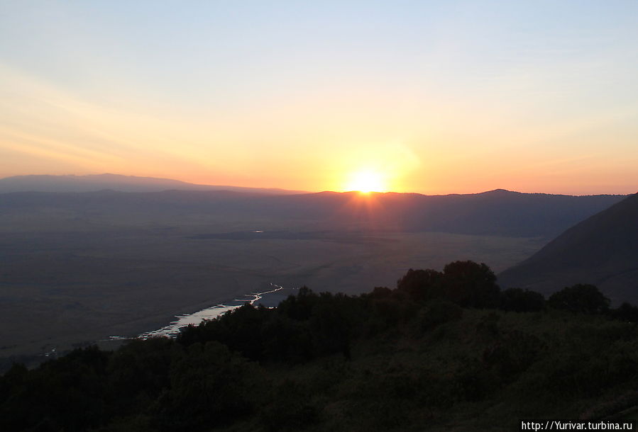 Восход Солнца над Нгоронгоро Нгоронгоро (заповедник в кратере вулкана), Танзания