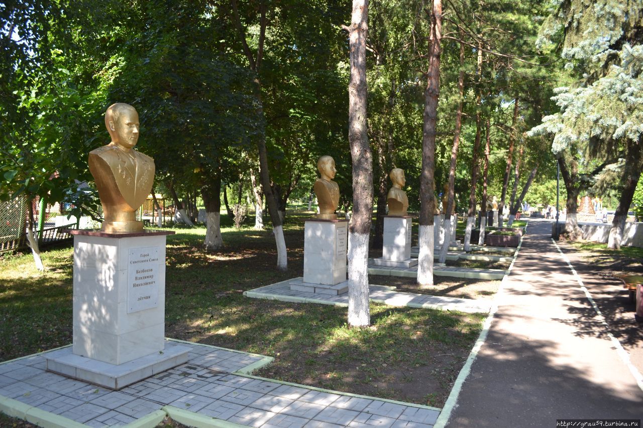 Бюст в парке