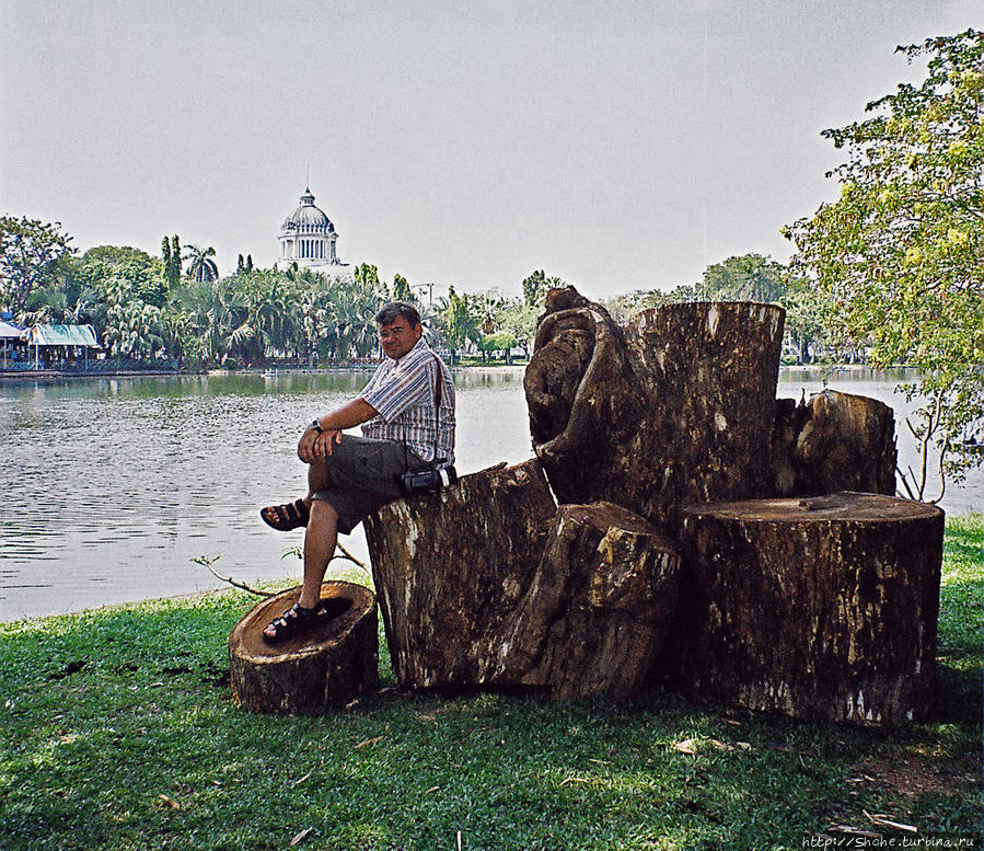 в зоопарке, за озером виднеется Дворец Дусит Бангкок, Таиланд