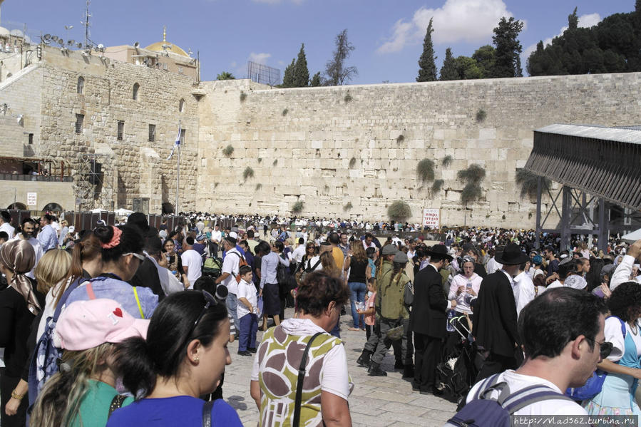 Площадь у стены плача. Стена, кстати, разделена на мужскую и женскую половины. Иерусалим, Израиль