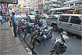 Ряды мотоциклов — это тайский мотив. Хотя в Париже — та же картина...
*