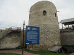 Башня Луковка, расположенная в восточном углу — единственная башня, которая находится внутри крепости. Есть предположение, что башня была первым самостоятельным оборонительным укреплением на крутом обрыве горы.