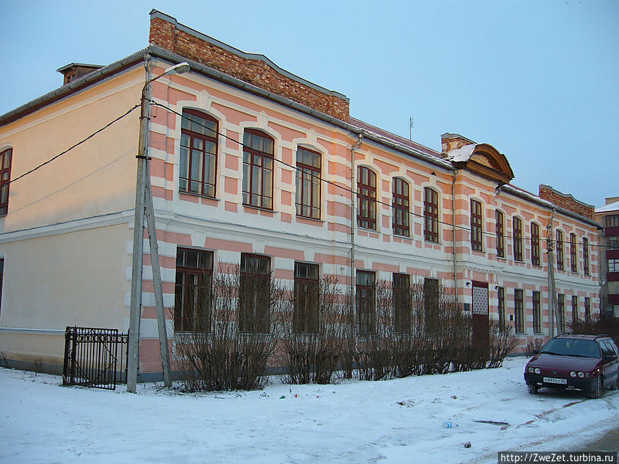 Здание бывшей женской гимназии Остров, Россия