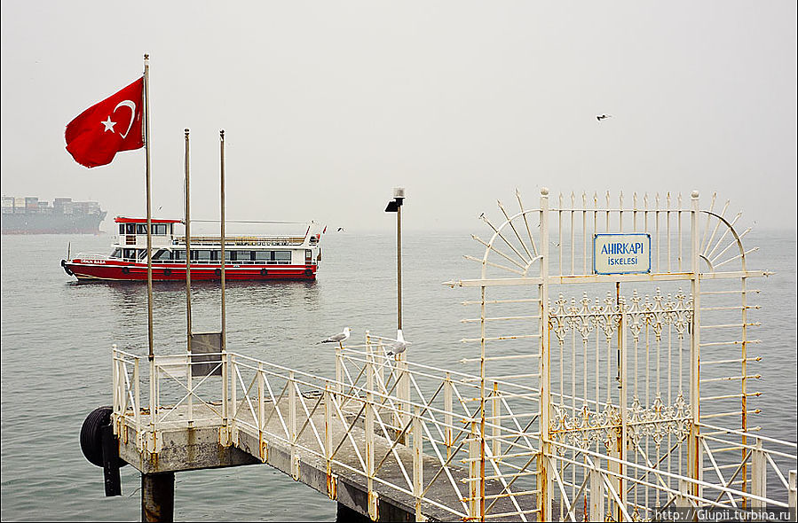 Пирсы были закрыты, да и морские прогулки в тот день не пользовались популярностью. Стамбул, Турция