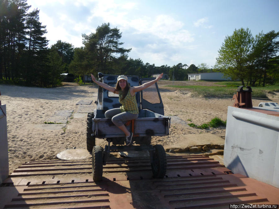 Трактор, который вез нас полдороги до Южного маяка Остров Гогланд, Россия
