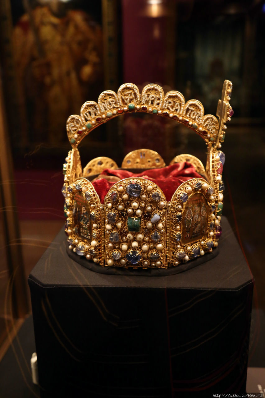Корона королей и императоров Великой священной империи которой короновались почти все германские монархи средневековья,начиная с Конрода второго Вена, Австрия