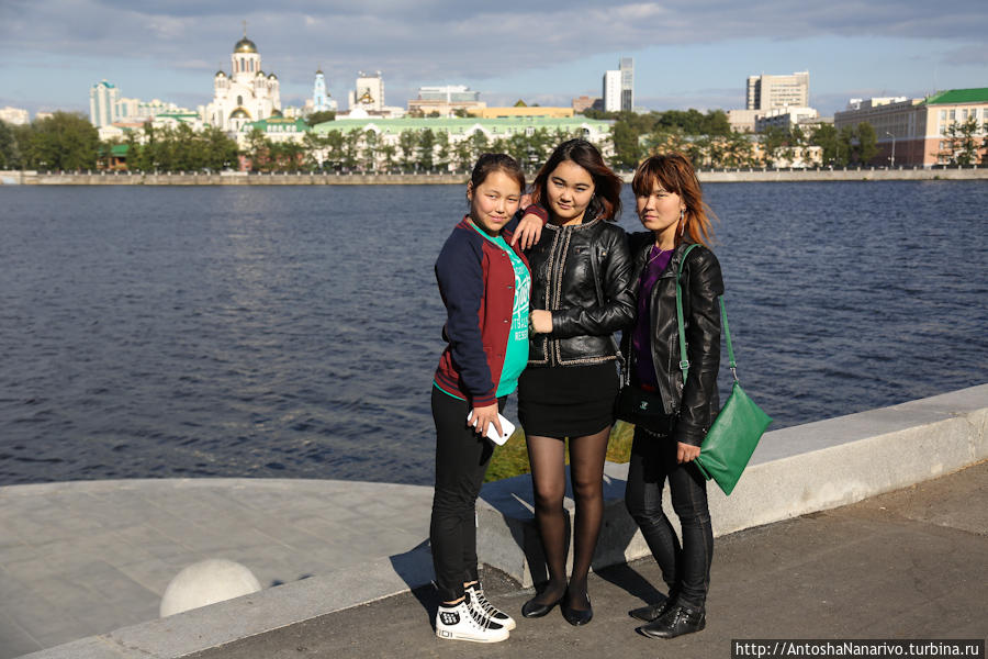 Эти девушки не из ХМАО и не из ЯНАО, а из Киргизии. Екатеринбург, Россия