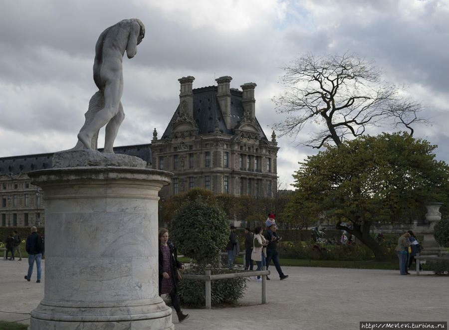 У Лувра Париж, Франция