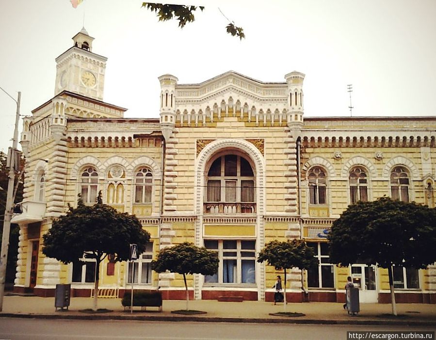 Здание бывшей Думы (XIX век).
Общественное самоуправление в крупных торговых городах Бессарабии XIX столетия, как нигде в России, отличалось своеобразием. Оно осуществлялось
на многонациональной основе, справедливо отражая исключительно пестрый состав населения. 
Выборы в первую в крае городскую Думу проходили в далеком 1817 году. 
На сходках в молдавском, русском, болгарском, армянском, греческом и еврейском обществах были избраны по одному представителю в городское общественное самоуправление. Это, как указывалось в 
распоряжении тогдашнего полномочного наместника Бахметьева, объяснялось “некоторым приноровлением к настоящему состоянию Бессарабской области и к обычаям земли”. Кишинёв, Молдова