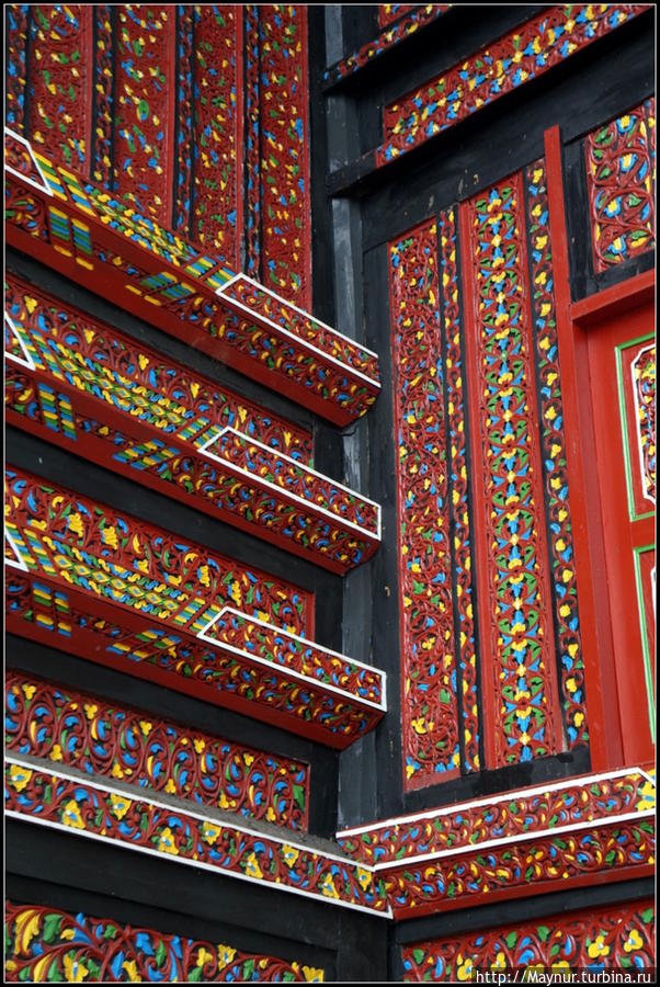 Снаружи  все  стены  музея   расписаны   яркими  красками.  На снимке  угол  здания. Букиттинги, Индонезия