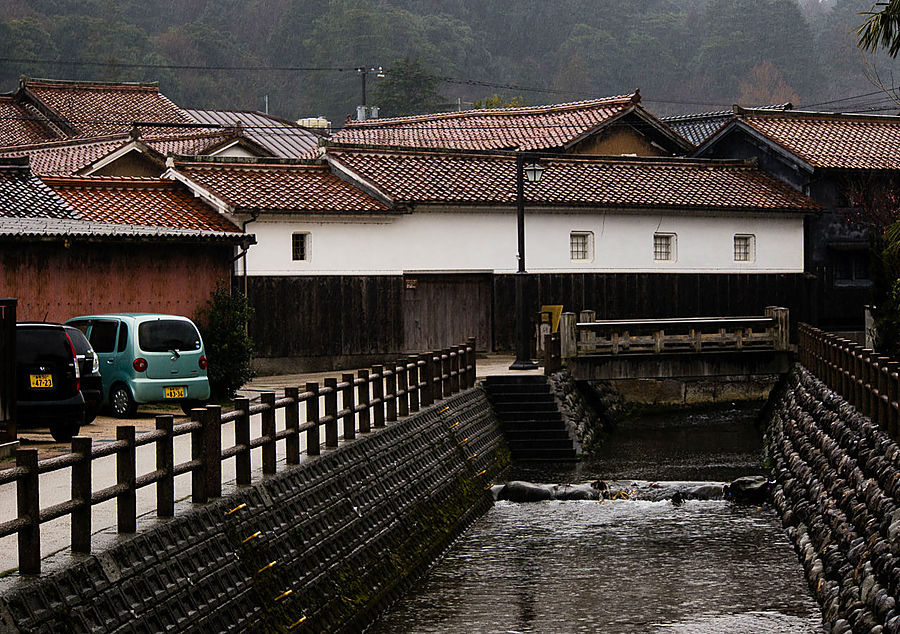 В кафе я собственно очутился, чтобы переждать вот этот вот ливень. Не получилось переждать, но чего уж там. Я живу в самом мокром городе на земле. А красная черепица под дождём даже красивее смотрится.
