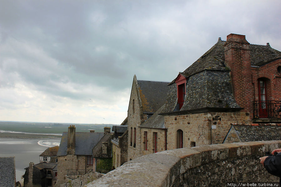 Гранитное кружево городка и крепостных стен Мон-Сен-Мишель, Франция