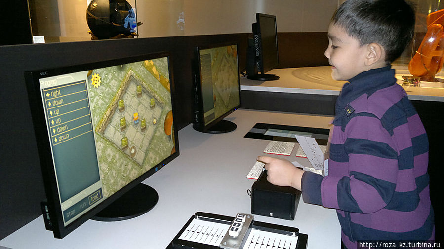 а это для тех, кто знает что такое перфокарты. Сначала вставляешь перфокарту и пробиваешь в ней кнопками 