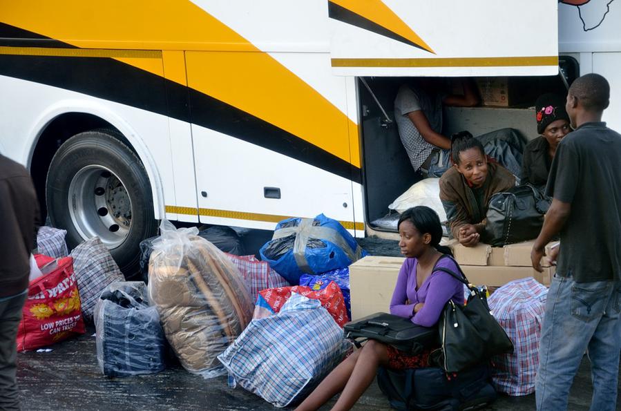 На границе ЮАР и Зимбабве. Народ готовится к досмотру багажа Булавайо, Зимбабве