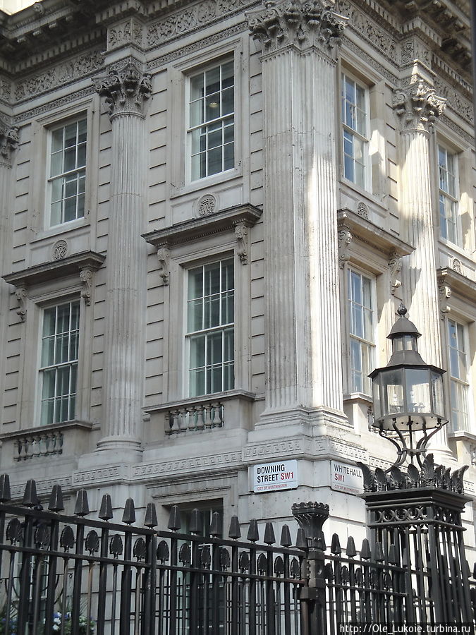 Даунинг-стрит — здесь располагается резиденция премьер-министра Великобритании Лондон, Великобритания