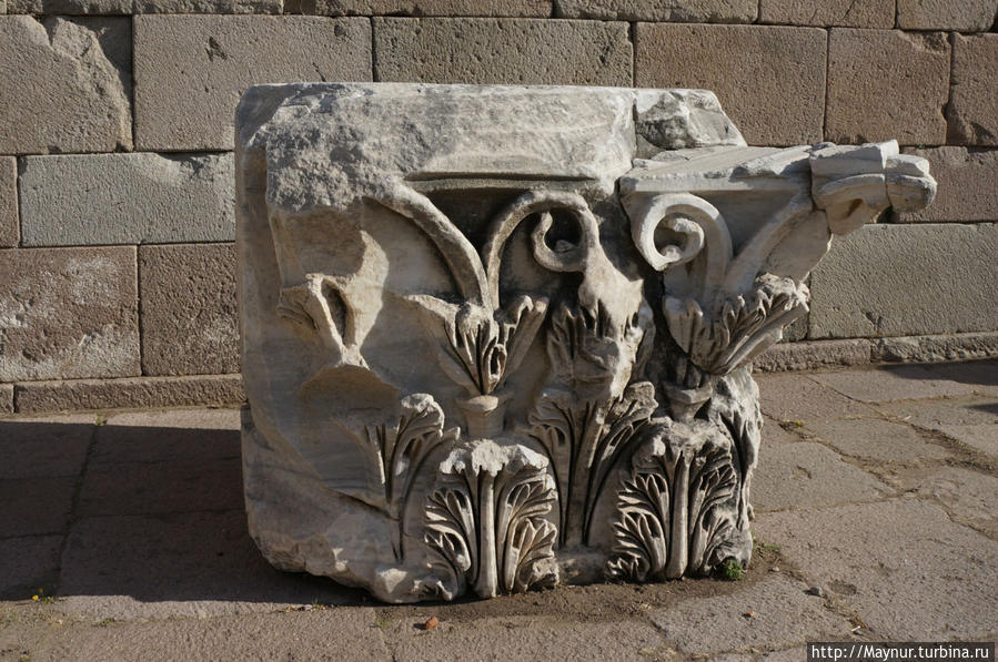 Детали   храма   Траяна. Измир, Турция