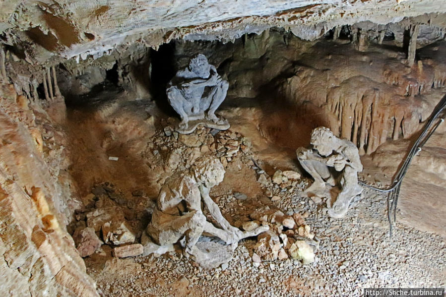 тут инсталляция пещерных людей Петралона, Греция