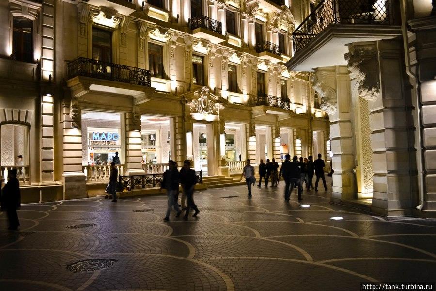 По его шикарным улица одно удовольствие гулять хоть днем, хоть ночью. Баку, Азербайджан